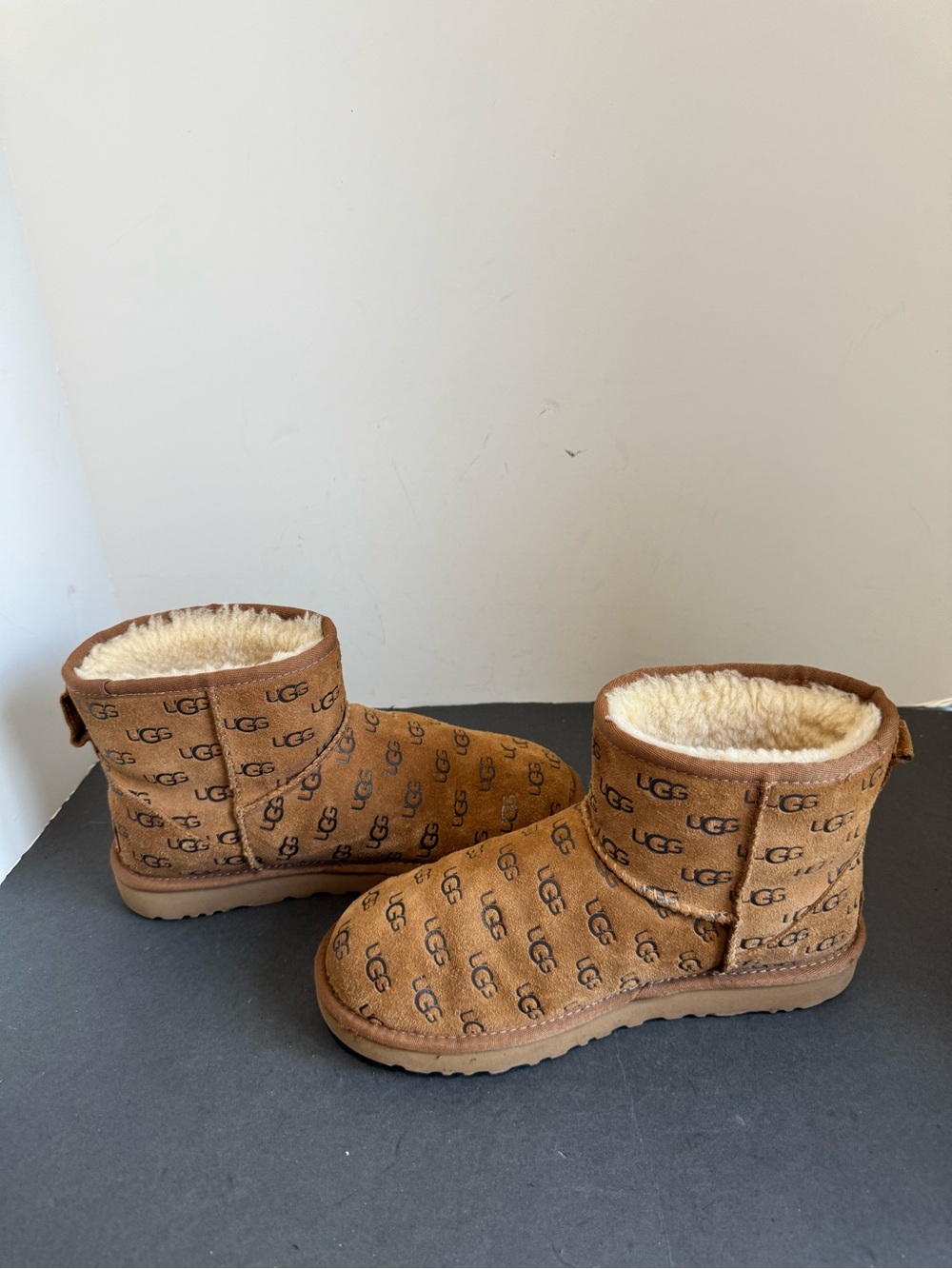 UGG Classic Mini boots in chestnut suede w/all-over embossed logo. Size 8 - Picture 7 of 10